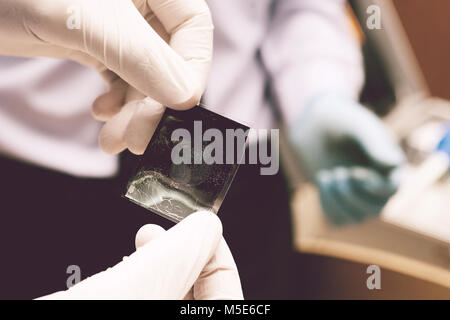 Die Forscher nehmen Fingerabdrücke von der Verdächtige in der Kriminalität. Die Untersuchung ist ein Verbrechen. Kriminalität. Stockfoto