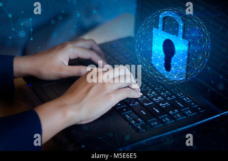 Drücken Sie die Eingabetaste, um den Computer. Key Lock Security System abstract Technology World Digital link Cyber Security auf Hi-tech dunkelblauen Hintergrund, En Stockfoto