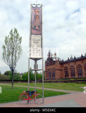 Die Glasgow Jungen Ausstellung Plakate und Werbung außerhalb der Kelvingrove Art Gallery und Museum, Argyle Street, Glasgow, Großbritannien Stockfoto