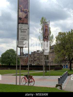 Die Glasgow Jungen Ausstellung Plakate und Werbung außerhalb der Kelvingrove Art Gallery und Museum, Argyle Street, Glasgow, Großbritannien Stockfoto