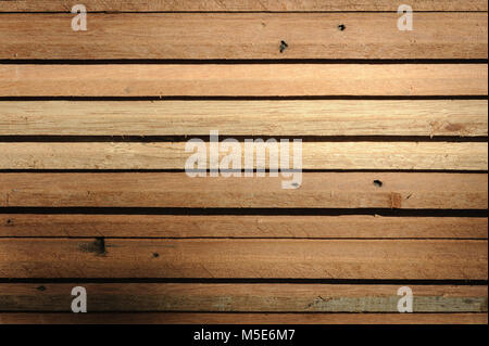 Zeile aus Teakholz im Lager. Stockfoto