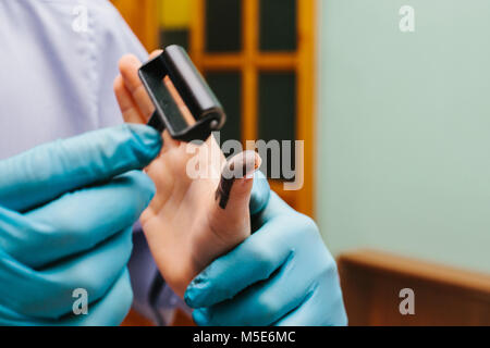 Die Forscher nehmen Fingerabdrücke von der Verdächtige in der Kriminalität. Die Untersuchung ist ein Verbrechen. Kriminalität. Stockfoto