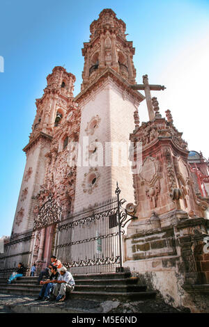 TAXCO, Mexiko - März 3, 2012: die Menschen sitzen auf der Treppe der Kirche Santa Prisca erbaut zwischen 1751 und 1758 in Taxco de Alarcon, Guerrero, Mexiko. Stockfoto