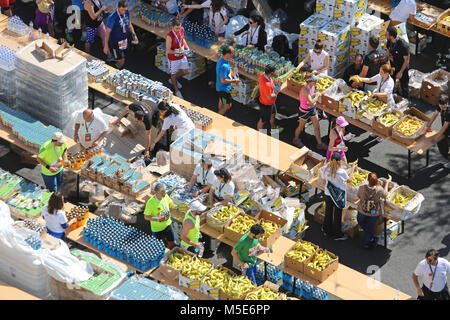 Athen, Griechenland - Mai 03, 2015: Marathonläufer Erfrischung Station Getränke und Bananen in Athen, Griechenland. Stockfoto