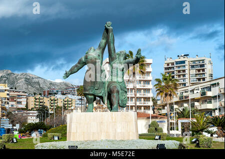 Hommage an Picasso zwei Frauen laufen am Strand (das Rennen), Torremolinos, Costa del Sol, Andalusien, Spanien, Europa Stockfoto