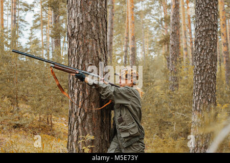 Frau Jäger in den Wald. Herbst Jagdsaison. Outdoor Sport. Stockfoto