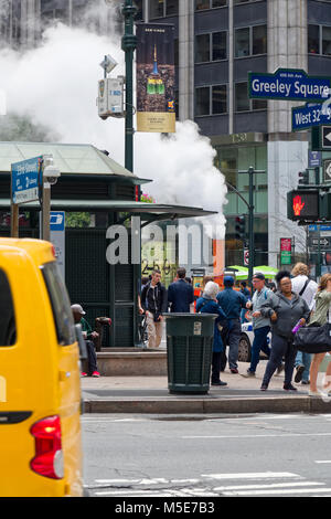 New York, NY, USA - Juni 06, 2015: Dampf aus Greeley Square und der Kreuzung West 32 in Manhattan im Frühjahr. Verkehr der Autos und der Krähe Stockfoto