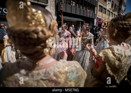 Die Frauen, die der traditionellen Falleras Kleid durins Festlichkeiten die Fallas in Valencia, Spanien. Stockfoto