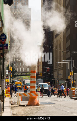New York, NY, USA - Juni 06, 2015: Dampf aus Greeley Square und der Kreuzung West 32 in Manhattan im Frühjahr. Verkehr der Autos und der Krähe Stockfoto