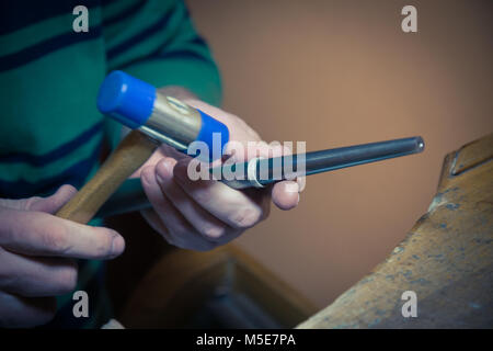 Arbeiten mit Gummihammer auf Trauringe Goldschmied Stockfoto