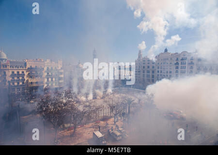 Mascleta Böller im Rathaus von Valencia während der Fallas Festivals in Spanien. Stockfoto