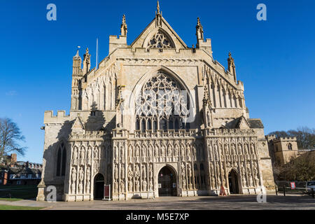 Äußere Detail der aufwändigen West Front, mit seinen historischen Skulpturen, Fenster und Zinnen; die Kathedrale von Exeter, Exeter, Devon, England. Stockfoto