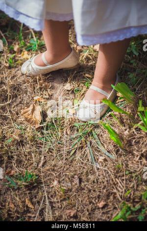 Baby Mädchen Füße Detail gehen auf Park Stockfoto