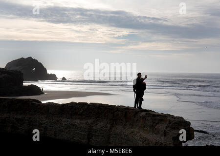 Touristen nehmen an selfies Sutro-bäder an der Küste von San Francisco Stockfoto