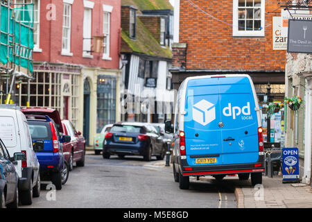 Ein dpd Lieferwagen auf der Bordsteinkante und auf doppelten gelben Linien, großbritannien Stockfoto