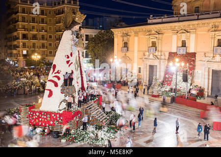 Menschen gehen um die Jungfrau Maria, ihre Blumen bietet als Teil der Fallas Feste in Valencia, Spanien. Stockfoto