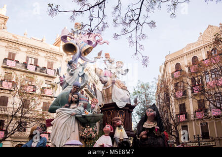 Eine Falla Skulptur Anzeige auf einem Platz der Stadt während der jährlichen "Las Fallas" Festival findet in Valencia, Spanien. Stockfoto