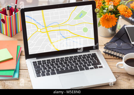 GPS, Navigation. Karte auf einem Bildschirm auf einer hölzernen Schreibtisch Stockfoto