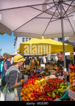 KALIFORNISCHE BAUERN STALLMARKT Salate produzieren lokale Embarcadero die Fähre Bau DER FÄHRE PLAZA FARMERS MARKET Embarcadero San Francisco USA Stockfoto