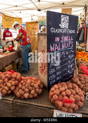 Walnüsse MARKTSTAND USA Farmers Market Stall in Walnüssen spezialisiert auf Embarcadero der Ferry Plaza Farmers Market Ferry Building San Francis Stockfoto