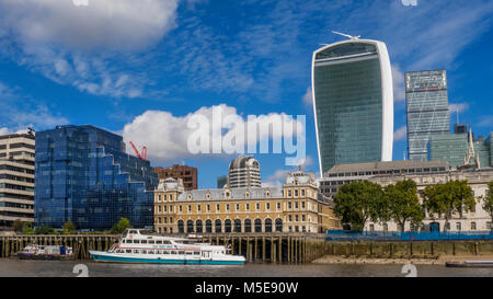 'Walkie-Talkie' Gebäude 20 Fenchurch Street dominiert die Skyline mit Old Billingsgate und Northern & Shell Gebäude auf der Themse London UK Stockfoto