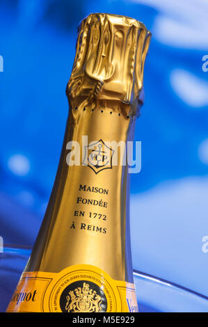 Champagner VCP-LABEL HALS Flasche Veuve Clicquot feinen Champagner Kühler mit Swimmingpool hinter Stockfoto