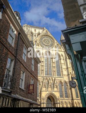 York Minster gesehen von den Gebäuden auf Münster Tore. Stockfoto