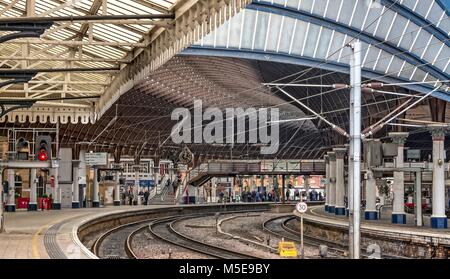 Der Bahnhof York mit Passagiere warten auf einen Zug. Stockfoto