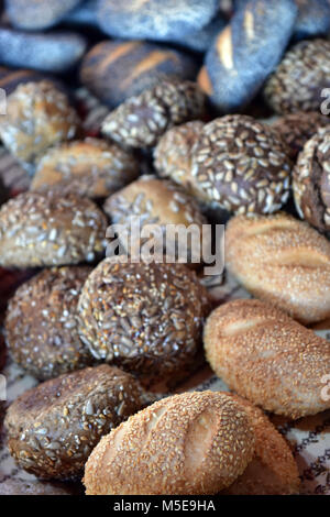 Eine Auswahl an Brötchen und Bagels baps bereit für den Verkauf auf eine handwerkliche Bäckerei in London Borough Market Stall. Handwerkliche Bäcker backen Brot verkaufen. Stockfoto