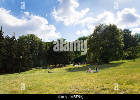 Prag, tschechische Republik - 17. JUNI 2017: Menschen auf Petrin Hügel mit Jan Neruda statue am 17. Juni 2017 in Prag, Tschechische Republik. Stockfoto