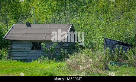 Rustikalen Hütte in der Wildnis von Alaska anmelden Stockfoto