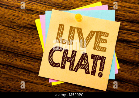 Konzeptionelle Hand schreiben Bildunterschrift inspiration, Live Chat. Business Konzept für Kommunikation Livechat auf haftnotiz Papier geschrieben am Woode Stockfoto