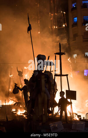 Feuerwehrmänner bei der Arbeit während der Nacht von "La Crema" die Verbrennung an der valenzianischen Rathausplatz als Teil des letzten Tages Las Fallas Festivals in Sp Stockfoto