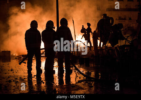 Feuerwehrmänner bei der Arbeit während der Nacht von "La Crema" die Verbrennung an der valenzianischen Rathausplatz als Teil des letzten Tages Las Fallas Festivals in Sp Stockfoto