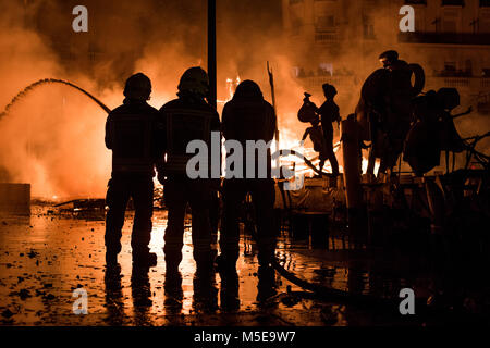 Feuerwehrmänner bei der Arbeit während der Nacht von "La Crema" die Verbrennung an der valenzianischen Rathausplatz als Teil des letzten Tages Las Fallas Festivals in Sp Stockfoto