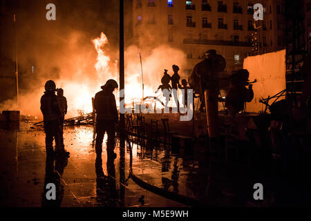 Feuerwehrmänner bei der Arbeit während der Nacht von "La Crema" die Verbrennung an der valenzianischen Rathausplatz als Teil des letzten Tages Las Fallas Festivals in Sp Stockfoto