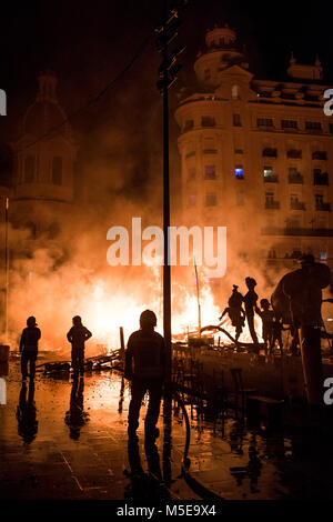 Feuerwehrmänner bei der Arbeit während der Nacht von "La Crema" die Verbrennung an der valenzianischen Rathausplatz als Teil des letzten Tages Las Fallas Festivals in Sp Stockfoto