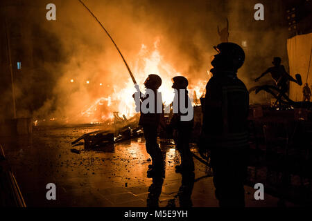 Feuerwehrmänner bei der Arbeit während der Nacht von "La Crema" die Verbrennung an der valenzianischen Rathausplatz als Teil des letzten Tages Las Fallas Festivals in Sp Stockfoto