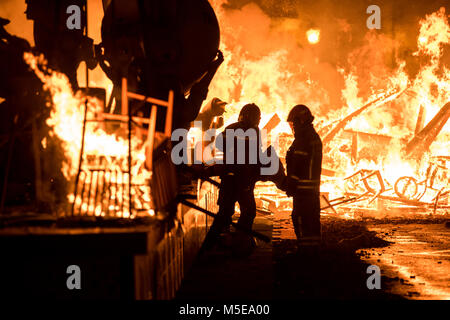 Feuerwehrmänner bei der Arbeit während der Nacht von "La Crema" die Verbrennung an der valenzianischen Rathausplatz als Teil des letzten Tages Las Fallas Festivals in Sp Stockfoto