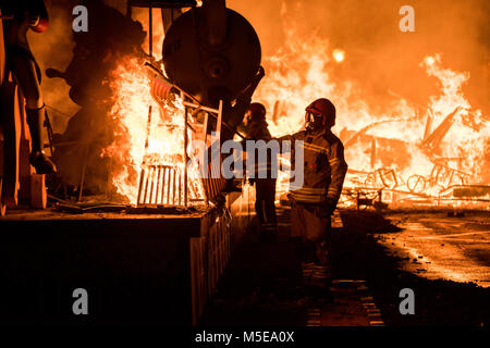 Feuerwehrmänner bei der Arbeit während der Nacht von "La Crema" die Verbrennung an der valenzianischen Rathausplatz als Teil des letzten Tages Las Fallas Festivals in Sp Stockfoto