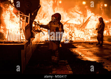 Feuerwehrmänner bei der Arbeit während der Nacht von "La Crema" die Verbrennung an der valenzianischen Rathausplatz als Teil des letzten Tages Las Fallas Festivals in Sp Stockfoto