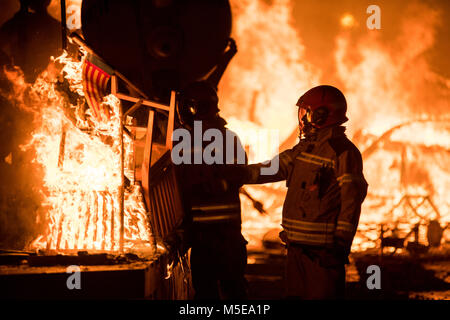 Feuerwehrmänner bei der Arbeit während der Nacht von "La Crema" die Verbrennung an der valenzianischen Rathausplatz als Teil des letzten Tages Las Fallas Festivals in Sp Stockfoto