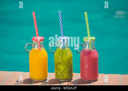Orange, Kiwi und Cherry frische Säfte an der Poolbar. Gesunder Lebensstil und tropischen Konzepte. Stockfoto