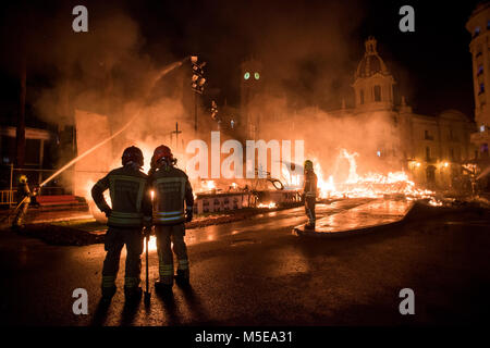 Feuerwehrmänner bei der Arbeit während der Nacht von "La Crema" die Verbrennung an der valenzianischen Rathausplatz als Teil des letzten Tages Las Fallas Festivals in Sp Stockfoto