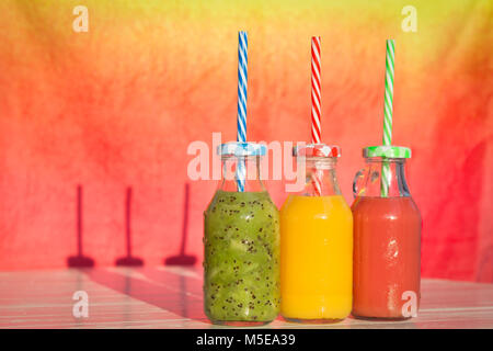 Orange, Kiwi und Cherry frische Säfte auf Tisch. Gesunder Lebensstil und tropischen Konzepte. Stockfoto