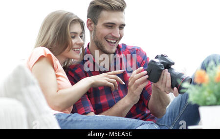 Moderne junge Paar prüft die Fotos auf der Kamera Stockfoto