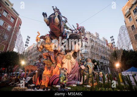 Eine Falla Skulptur Anzeige auf einem Platz der Stadt während der jährlichen "Las Fallas" Festival, Valencia, Spanien Stockfoto