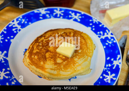 Macadamianuss Pfannkuchen in einer gusseisernen Pfanne gekocht wird, was für das Frühstück. Stockfoto