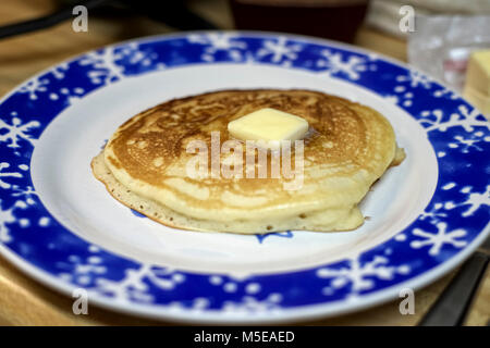 Macadamianuss Pfannkuchen in einer gusseisernen Pfanne gekocht wird, was für das Frühstück. Stockfoto