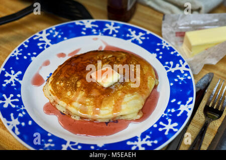 Macadamianuss Pfannkuchen in einer gusseisernen Pfanne gekocht wird, was für das Frühstück. Stockfoto